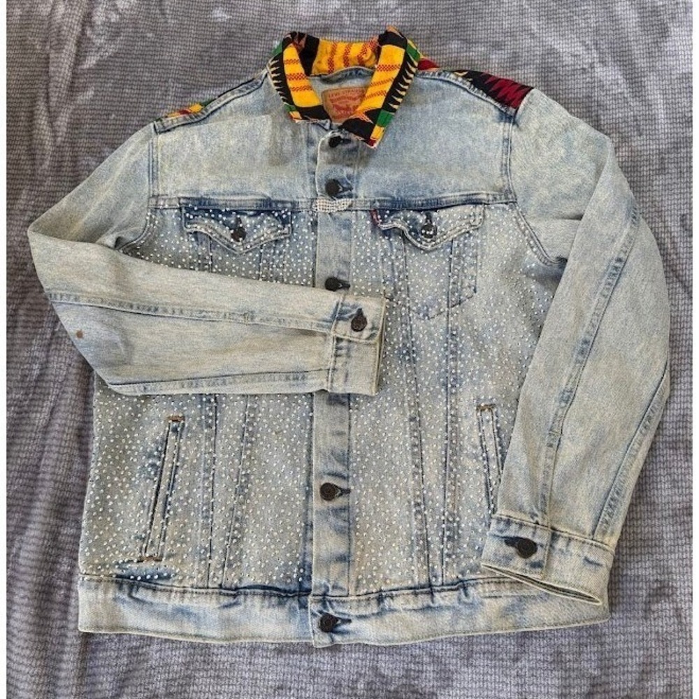 Levi's Custom Rhinestone Studded Denim Trucker Jacket Light Wash Multi Pattern L